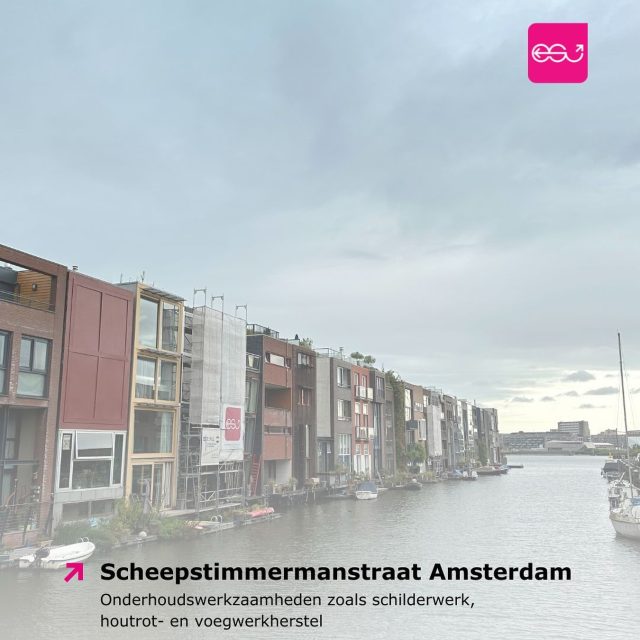 𝐄𝐞𝐧 𝐰𝐞𝐫𝐤𝐩𝐥𝐞𝐤 𝐦𝐞𝐭 𝐮𝐢𝐭𝐳𝐢𝐜𝐡𝐭!
Afgelopen zomer mochten we opnieuw aan de slag voor een bekende VvE aan de Scheepstimmermanstraat in Amsterdam. Wat een plezier om deze prachtige woningen te mogen schilderen! 🎨

Deze keer brachten we niet alleen een frisse verflaag aan, maar pakten we ook houtrot en voegwerkherstel aan. Juist dat soort uitdagingen maken ons werk nóg leuker – want er is niets mooier dan gebouwen weer in topconditie brengen.

𝐅𝐮𝐧 𝐟𝐚𝐜𝐭: wist je dat woningen aan het water vaak sneller gebreken vertonen? Dat komt door het effect van condens van het water op de gevels. Des te meer reden om goed onderhoud uit te voeren en deze unieke panden in al hun glorie te bewaren.

Met een prachtig uitzicht over het water en het resultaat van ons werk, kunnen we alleen maar trots zijn op deze klus. 💪🏻

#Vastgoedonderhoud #Vakmanschap #Amsterdam #ESJVastgoedonderhoud