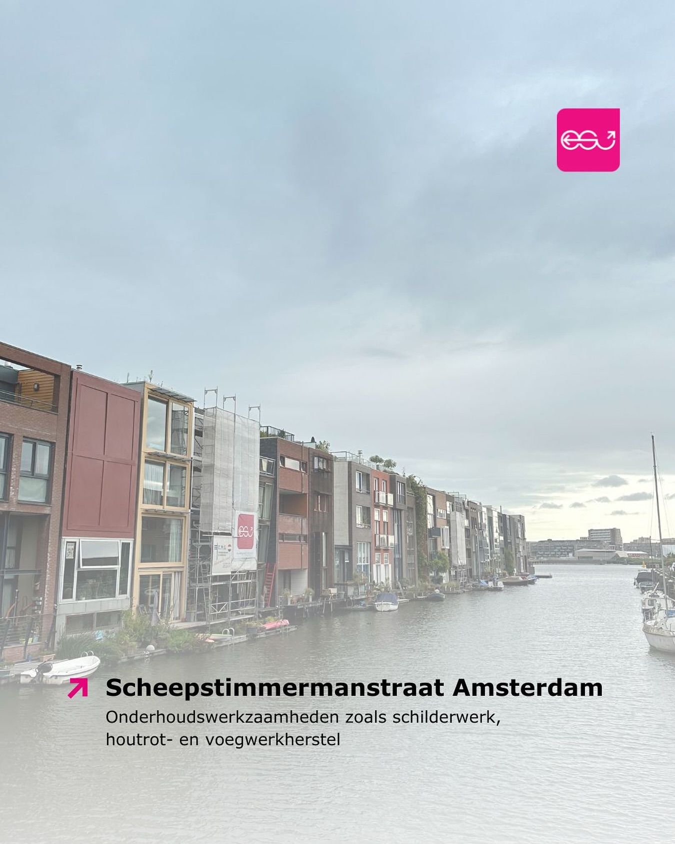 𝐄𝐞𝐧 𝐰𝐞𝐫𝐤𝐩𝐥𝐞𝐤 𝐦𝐞𝐭 𝐮𝐢𝐭𝐳𝐢𝐜𝐡𝐭!
Afgelopen zomer mochten we opnieuw aan de slag voor een bekende VvE aan de Scheepstimmermanstraat in Amsterdam. Wat een plezier om deze prachtige woningen te mogen schilderen! 🎨

Deze keer brachten we niet alleen een frisse verflaag aan, maar pakten we ook houtrot en voegwerkherstel aan. Juist dat soort uitdagingen maken ons werk nóg leuker – want er is niets mooier dan gebouwen weer in topconditie brengen.

𝐅𝐮𝐧 𝐟𝐚𝐜𝐭: wist je dat woningen aan het water vaak sneller gebreken vertonen? Dat komt door het effect van condens van het water op de gevels. Des te meer reden om goed onderhoud uit te voeren en deze unieke panden in al hun glorie te bewaren.

Met een prachtig uitzicht over het water en het resultaat van ons werk, kunnen we alleen maar trots zijn op deze klus. 💪🏻

#Vastgoedonderhoud #Vakmanschap #Amsterdam #ESJVastgoedonderhoud