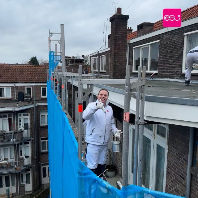 𝗘𝗲𝗻 𝗷𝗮𝗮𝗿 𝘃𝗼𝗹 𝘃𝗮𝗸𝗺𝗮𝗻𝘀𝗰𝗵𝗮𝗽
Wat een mijlpaal! Onze schilders hebben het eerste jaar van de opleiding Erfgoed Schilderen van het Nationaal Centrum Erfgoedopleiding (NCE) afgerond 💪🏻 Een jaar waarin ze zich hebben verdiept in de monumentenzorg en alles wat daarbij komt kijken. 

Dankzij hun inzet en enthousiasme zorgen zij ervoor dat elk monument dat we onderhouden de aandacht en expertise krijgt die het verdient. Het unieke karakter van het monument blijft behouden, terwijl het schilderwerk naar een nóg hoger niveau wordt getild. 

En ze zijn nog niet klaar! De komende tijd duiken ze dieper in de wereld van verschillende ondergronden, zodat ze straks nóg meer vakmanschap kunnen leveren. 

#Monumentenzorg #ErfgoedSchilderen #WijOnderhoudenVanMonumenten #ESJVastgoedonderhoud #ESJ