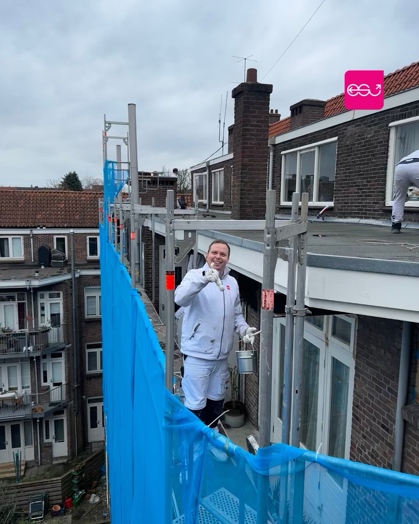 𝗘𝗲𝗻 𝗷𝗮𝗮𝗿 𝘃𝗼𝗹 𝘃𝗮𝗸𝗺𝗮𝗻𝘀𝗰𝗵𝗮𝗽
Wat een mijlpaal! Onze schilders hebben het eerste jaar van de opleiding Erfgoed Schilderen van het Nationaal Centrum Erfgoedopleiding (NCE) afgerond 💪🏻 Een jaar waarin ze zich hebben verdiept in de monumentenzorg en alles wat daarbij komt kijken. 

Dankzij hun inzet en enthousiasme zorgen zij ervoor dat elk monument dat we onderhouden de aandacht en expertise krijgt die het verdient. Het unieke karakter van het monument blijft behouden, terwijl het schilderwerk naar een nóg hoger niveau wordt getild. 

En ze zijn nog niet klaar! De komende tijd duiken ze dieper in de wereld van verschillende ondergronden, zodat ze straks nóg meer vakmanschap kunnen leveren. 

#Monumentenzorg #ErfgoedSchilderen #WijOnderhoudenVanMonumenten #ESJVastgoedonderhoud #ESJ