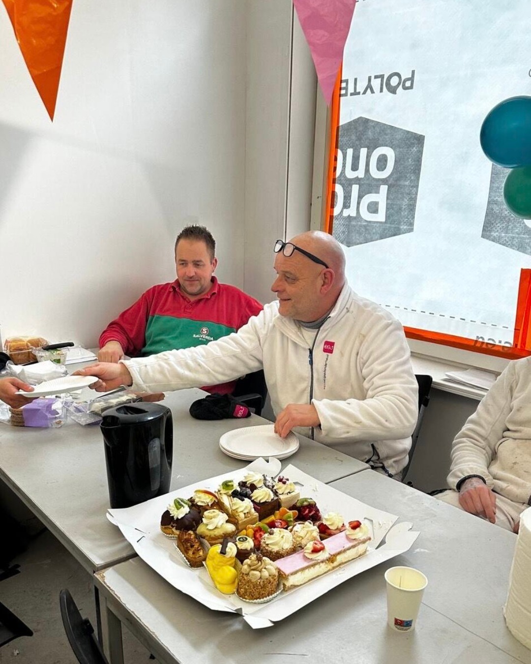 𝐇𝐞𝐧𝐫𝐲 𝐬𝐥𝐮𝐢𝐭 𝐞𝐞𝐧 𝐩𝐫𝐚𝐜𝐡𝐭𝐢𝐠 𝐡𝐨𝐨𝐟𝐝𝐬𝐭𝐮𝐤 𝐚𝐟! 🎉

Na maar liefst 40 jaar schilderen, waarvan 24 jaar bij ESJ Vastgoedonderhoud, nemen we afscheid van onze collega Henry. Een vakman in hart en nieren, die zich al die jaren heeft ingezet voor het onderhoud van talloze gebouwen.

Op zijn laatste werkdag konden we dat natuurlijk niet zomaar voorbij laten gaan. Eduard, Fons, Robert en Nuij verrasten hem op zijn laatste werkdag met een heerlijke taart, om hem te bedanken voor zijn inzet al die jaren. 🍰 

Henry, bedankt voor je jarenlange inzet en vakmanschap. We wensen je alle succes bij Indigo! 

#ESJVastgoedonderhoud #ESJ #Vastgoedonderhoud #Schilder